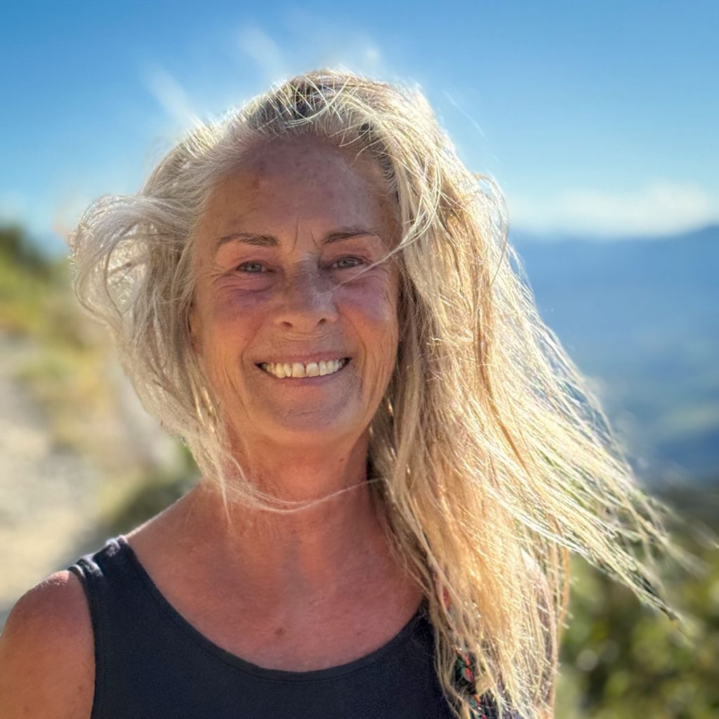 AuraUmai Schamanin MedizinFrau EinweihungsWeg Initiationen Wegbegleitung rot weiß schwarz