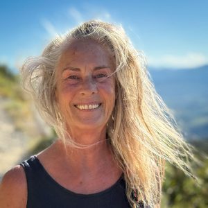 AuraUmai Schamanin MedizinFrau EinweihungsWeg Initiationen Wegbegleitung rot weiß schwarz